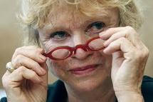 Eva JOLY, fustige la "France guerriere" et veut supprimer les défilés militaires du 14 juillet !!! Eva JOLY, fustige la "France guerriere" et veut supprimer les défilés militaires du 14 juillet !!!