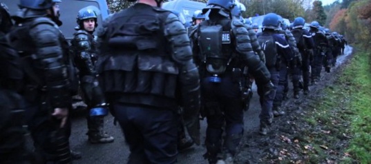 La rue n’appartient pas aux casseurs mais au peuple de France. Nous sommes un et indivisibles. La rue n’appartient pas aux casseurs mais au peuple de France. Nous sommes un et indivisibles.